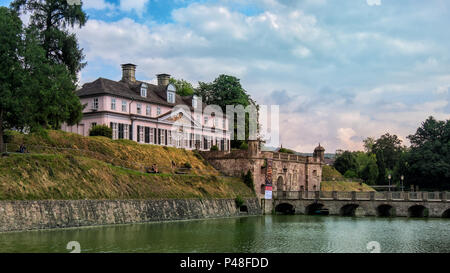 Parco termale di Bad Pyrmont durante l estate e soleggiato Foto Stock