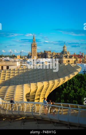 Siviglia Metropol Parasol, vista al tramonto dal Las Setas (il Metropol Parasol) passerella verso la vecchia skyline della città di Siviglia, in Andalusia, Spagna. Foto Stock