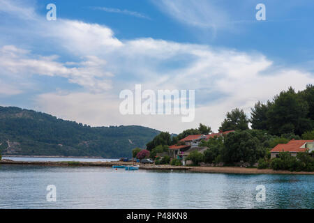 Uvala Gradina, una piccola caletta tranquilla in Zaljev Vela Luka sull isola di Korčula, Dubrovnik-Neretva, Croazia Foto Stock