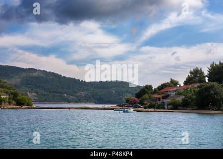 Uvala Gradina, una piccola caletta tranquilla in Zaljev Vela Luka sull isola di Korčula, Dubrovnik-Neretva, Croazia Foto Stock