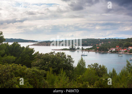 Uvala Gradina, una piccola caletta tranquilla in Zaljev Vela Luka sull isola di Korčula, Dubrovnik-Neretva, Croazia Foto Stock