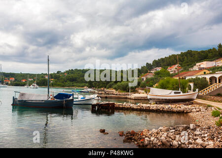 Uvala Gradina, una piccola caletta tranquilla in Zaljev Vela Luka sull isola di Korčula, Dubrovnik-Neretva, Croazia Foto Stock