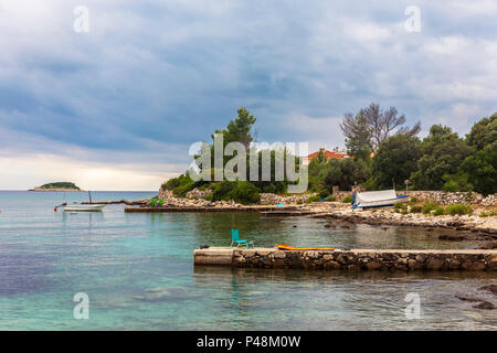 Uvala Gradina, una piccola caletta tranquilla in Zaljev Vela Luka sull isola di Korčula, Dubrovnik-Neretva, Croazia Foto Stock