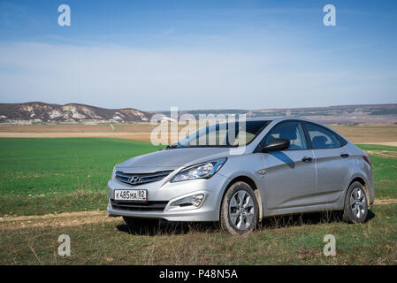 La vettura Hyundai Solaris (accento) è parcheggiato in natura. Eski Kermen, Repubblica di Crimea. 2016-03-07 Foto Stock