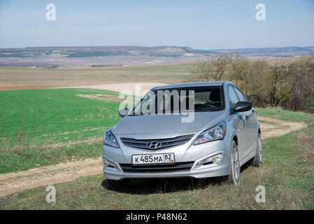 La vettura Hyundai Solaris (accento) è parcheggiato in natura. Eski Kermen, Repubblica di Crimea. 2016-03-07 Foto Stock