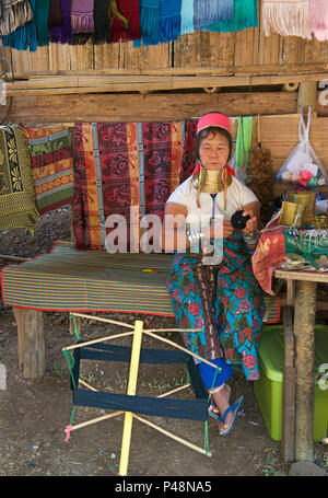 Karen lungo collo donna primitiva operativo nel villaggio di negozio di tessuti Pai nord della Thailandia Foto Stock