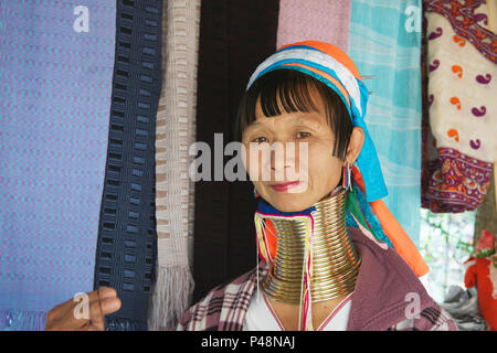 Ritratto Karen lungo collo donna remoto villaggio nei pressi di Pai nel nord della Thailandia Foto Stock