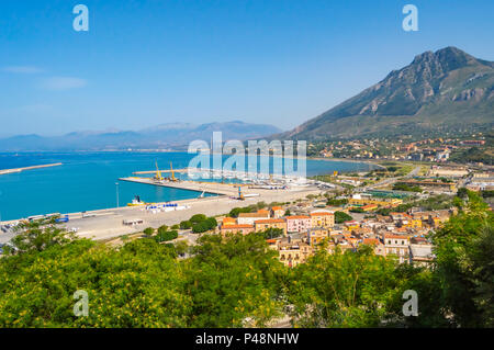 Vista del porto turistico e industriale di Termini Imerese in Sicilia settentrionale Foto Stock