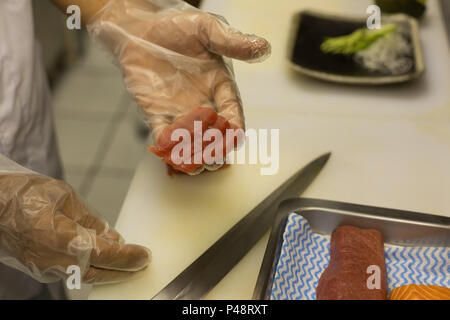 Senior chef prepara sushi in cucina Foto Stock