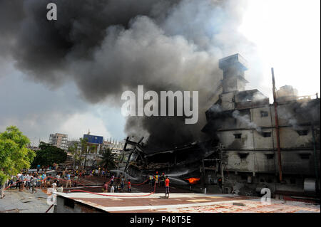 Gazipur, Bangladesh - 10 Settembre 2016: del Bangladesh il lavoro dei vigili del fuoco per mettere fuori un immenso incendio presso il sito di un'esplosione in una fabbrica di costruzione di Ta Foto Stock