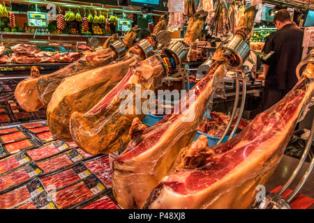 Vendita di stallo tipico i prosciutti spagnoli, La Boqueria mercato alimentare, Barcellona, in Catalogna, Spagna Foto Stock