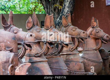 Mostra di sculture in pietra di cavalli tipica del Rajasthan nell'artigianato nazionale museo, New Delhi, India Foto Stock