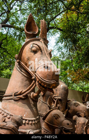 Mostra di sculture in pietra di cavalli tipica del Rajasthan nell'artigianato nazionale museo, New Delhi, India Foto Stock