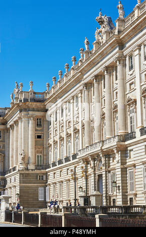 Madrid, Spagna - 20 giugno 2018. La facciata est del Palazzo Reale di Madrid (Palacio Real) in Plaza de Oriente Square. Madrid, Spagna. Foto Stock