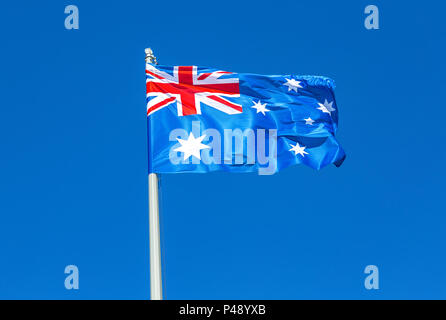 Bandiera di Australia sventolare nel vento contro il cielo blu Foto Stock