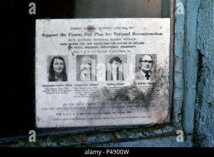 Fianna Fail poster politico per una ricostruzione nazionale piano in vetro in cottage deserte, Inishturbot isola, Connemara, nella contea di Galway, Irlanda Foto Stock