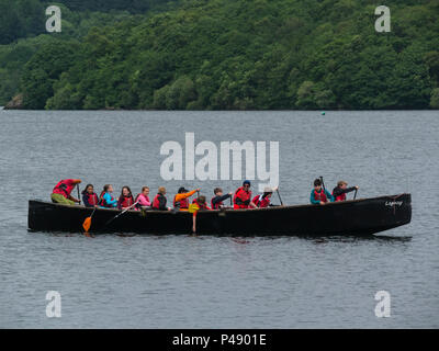 I bambini della scuola con gli istruttori a scuola a metà termine vacanze attività paddling una canoa sul lago di Windermere Lake District Cumbria Inghilterra England Regno Unito Foto Stock