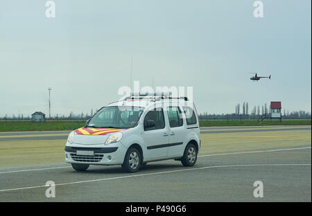 Elicottero decolla in aeroporto Foto Stock