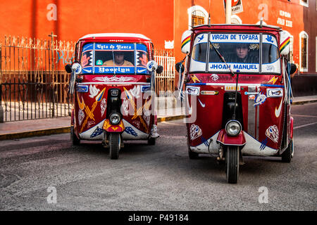 Tuk tuks sulla strada, un tipico peruviano di veicoli per il trasporto pubblico. Ica, reparto di Ica, Perù. Foto Stock