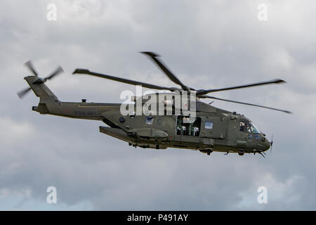 Un British Royal Navy Agusta Westland Merlin HC3 elicottero in volo al Yeovilton International Air giorno, RNAS Yeovilton, NEL REGNO UNITO IL 11 LUGLIO 2015. Foto Stock