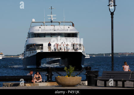 Whale Watch barca ritorna al Long Wharf sul Porto di Boston Foto Stock