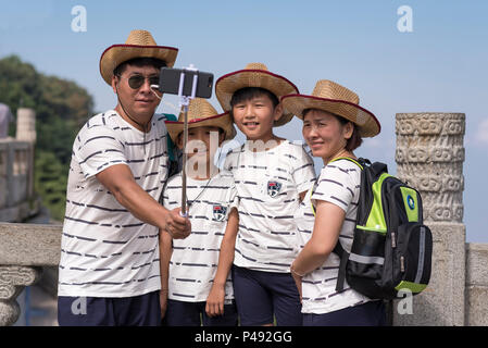 I turisti pongono per fotografie in cima al Monte Tai, Taian, Provincia di Shandong, Cina Foto Stock