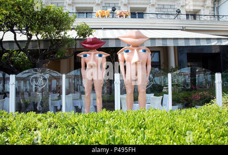 La scultura al di fuori Le Royal Hotel Nizza Francia Foto Stock