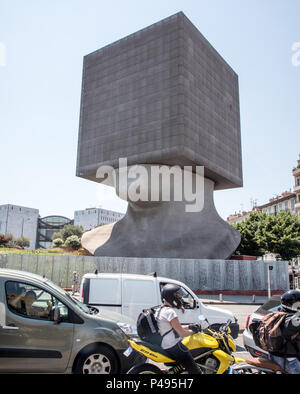 Museo d Arte Moderna e Contemporanea Jardin Maréchal Juin testata la Tête Carrée de Sosno 30m scultura Sacha Sosno Nizza Francia Foto Stock