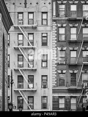 Immagine in bianco e nero di edifici residenziali con il fuoco sfugge nella città di New York STATI UNITI D'AMERICA. Foto Stock