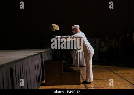 Durante il 118th Hospital Corpsman Ball a Temecula, in California, un marinaio della Marina degli Stati Uniti colloca un dog tag su una croce del campo di battaglia per onorare un caduto corpsman dell'ospedale. La croce sul campo di battaglia include un fucile, un casco e degli stivali come memoriale per i membri del servizio che hanno sacrificato la loro vita. Questa cerimonia riconosce la dedizione e il sacrificio all'interno del corpsman e della comunità navale. Foto Stock