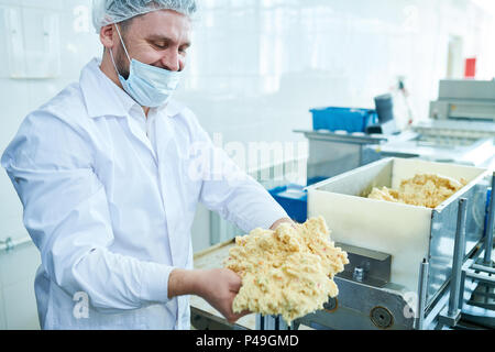 Pasticceria a professional uniforme di pasta di tenuta Foto Stock