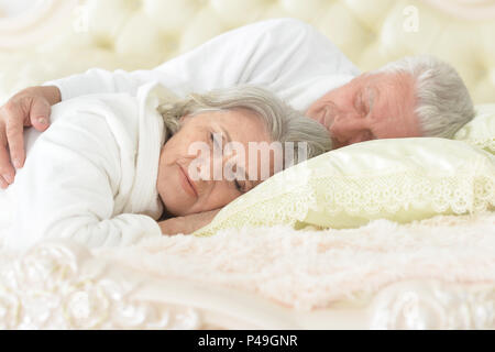 Felice coppia senior dormire nel letto Foto Stock