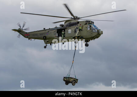 Un British Royal Navy Sea King HC4 elicottero che trasporta un carico Sollevamento dimostrazione presso l'aria Yeovilton giorno, RNAS Yeovilton, Regno Unito il 11/7/15. Foto Stock