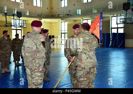 Il cap. Marc S. Levitt, centro, passa il guidon di Lt. Col. Benjamin A. Bennett, destra, comandante della brigata 54th Engineer battaglione, 173rd Brigata Aerea, 23 giugno 2016, durante un cambio del comando cerimonia per la società C, 54esima brigata battaglione ingegnere alla Caserma del Din a Vicenza, Italia. Il 173rd Airborne brigata basata a Vicenza, Italia, è l'esercito di contingenza Forza di risposta in Europa ed è in grado di proiettare le forze per condurre la piena gamma delle operazioni militari in tutto il regno membro unione, centrale e Africa comandi aree di responsabilità. (U.S. Foto dell'esercito da Visual In Foto Stock