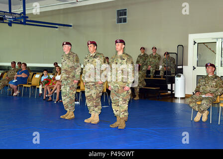 Lt. Col. Benjamin A. Bennett, centro, comandante della brigata 54th Engineer battaglione, 173rd Brigata Aerea, comandante uscente Capt. Marc S. Levitt, destra e comandante in arrivo Capt. Kellan S. Sams, sinistra, la società C, stand presso l'attenzione, 23 giugno 2016, durante la modifica del comando cerimonia per la società C, 54esima brigata battaglione ingegnere alla Caserma del Din a Vicenza, Italia. Il 173rd Airborne brigata basata a Vicenza, Italia, è l'esercito di contingenza Forza di risposta in Europa ed è in grado di proiettare le forze per condurre la piena gamma delle operazioni militari in tutto il Regno Stato europeo, Foto Stock