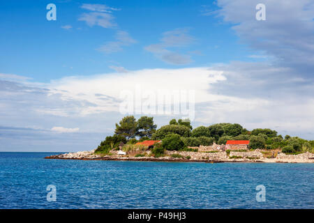 Otočić Gubeša, una piccola isola il ricovero Uvala Gradina in Zaljev Vela Luka, Korčula, Dubrovnik-Neretva, Croazia Foto Stock