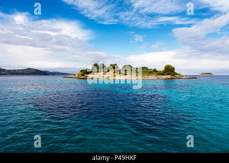 Otočić Gubeša, una piccola isola il ricovero Uvala Gradina in Zaljev Vela Luka, Korčula, Dubrovnik-Neretva, Croazia Foto Stock