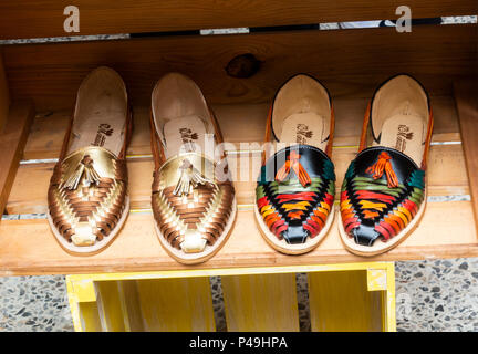 Messicano eleganti donna sandali in vendita presso una boutique in San Miguel De Allende Foto Stock