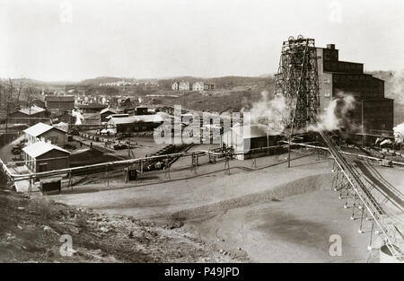 Un inizio novecento vista del Wanamie # 18 carbone Wanamie demolitore, Pennsylvania. Wanamie, una città di carbone, è una comunità non costituite in società in Newport Township, Luzerne County, Pennsylvania. È situato nel sud-ovest della fine del Wyoming Valley .il ramo sud Newport Creek costituisce il naturale confine orientale del Wanamie e lo drena nord-est attraverso il Newport Creek nel fiume Susquehanna. Il villaggio è chiamato dopo il Wanamie tribù dei Lenni Lenape nativi americani.come del censimento 2010, la sua popolazione è stata 612. Questo Antracite Carbone e Carbone breaker non esiste più Foto Stock