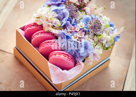 Fioriera con fresco decilious macarons Foto Stock