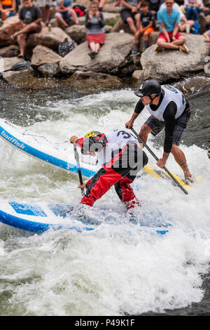 I concorrenti in gara standup paddleboard evento; Fibark fiume festival; Arkansas River; Salida; Colorado; USA Foto Stock