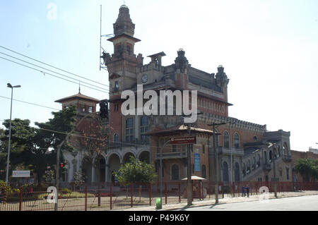 SÃO PAULO, SP - 07/08/2015: MUSEU CATAVENTO - Palácio das Industiras/Catavento - Iniciado em 30 de Maio de 1911 e inaugurado em 29 de abril de 1924 , construido pelo escritório Ramos de Azevedo, responsável também pela construção do Teatro Municipale, o Palácio das Indústrias foi inicialmente concebido como um espaço permanente de exposições agrícolas e industriais mas abrigou várias instituições, como Delegacia de polícia, Assembléia Legislativa, e sede da Prefeitura de São Paulo. Desde o dia 27 de Março de 2009 o edifício abriga o Museu Catavento, um museu dedicado às ciências. (Foto: Ricar Foto Stock