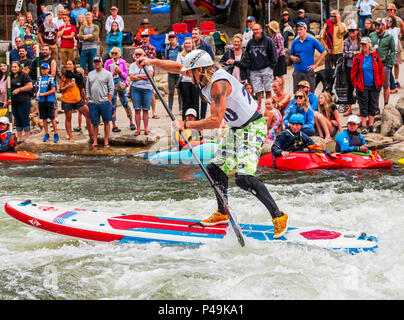 Concorrente maschio racing in standup paddleboard evento; Fibark fiume festival; Arkansas River; Salida; Colorado; USA Foto Stock