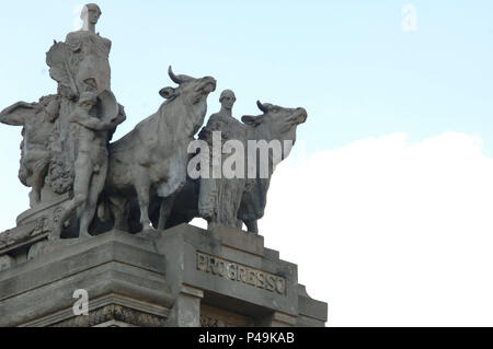 SÃO PAULO, SP - 07/08/2015: MUSEU CATAVENTO - Palácio das Industiras/Catavento - Iniciado em 30 de Maio de 1911 e inaugurado em 29 de abril de 1924 , construido pelo escritório Ramos de Azevedo, responsável também pela construção do Teatro Municipale, o Palácio das Indústrias foi inicialmente concebido como um espaço permanente de exposições agrícolas e industriais mas abrigou várias instituições, como Delegacia de polícia, Assembléia Legislativa, e sede da Prefeitura de São Paulo. Desde o dia 27 de Março de 2009 o edifício abriga o Museu Catavento, um museu dedicado às ciências. (Foto: Ricar Foto Stock