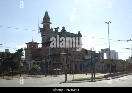 SÃO PAULO, SP - 07/08/2015: MUSEU CATAVENTO - Palácio das Industiras/Catavento - Iniciado em 30 de Maio de 1911 e inaugurado em 29 de abril de 1924 , construido pelo escritório Ramos de Azevedo, responsável também pela construção do Teatro Municipale, o Palácio das Indústrias foi inicialmente concebido como um espaço permanente de exposições agrícolas e industriais mas abrigou várias instituições, como Delegacia de polícia, Assembléia Legislativa, e sede da Prefeitura de São Paulo. Desde o dia 27 de Março de 2009 o edifício abriga o Museu Catavento, um museu dedicado às ciências. (Foto: Ricar Foto Stock