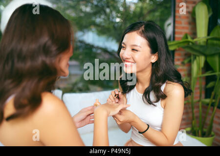 Due amiche fare una manicure. Il concetto di cura delle mani. Foto Stock