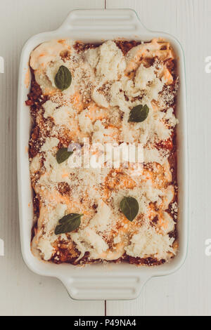 Lasagne alla bolognese con carne di manzo, il ragù alla bolognese e basilico pronti per la cottura Foto Stock