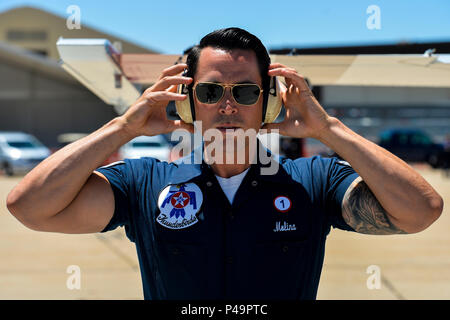 Il personale Sgt. Andrew Molina, aeromobili manutenzione strutturale, mette la sua protezione udito durante l'esecuzione di massa dimostrazione durante i guerrieri oltre la prassi di Wasatch air show a Hill Air Force Base in Utah, Giugno 24, 2016. Il Thunderbirds dimostrare il massimo livello di attenzione al dettaglio e la professionalità che rappresenta il lavoro di squadra, la disciplina e la capacità dei nostri uomini e donne in servizio in Stati Uniti Air Force in tutto il mondo. (U.S. Air Force foto/Tech. Sgt. Christopher Boitz) Foto Stock