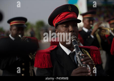 Un abitante del Gibuti membro della band suona un clarinetto durante il Gibuti Independence Day parade Giugno 27, 2016 a Gibuti. I membri del servizio da parte di tutti del Gibuti rami militare ha partecipato alla sfilata lungo con l'applicazione della legge. (U.S. Air Force photo by Staff Sgt. Eric estati Jr.) Foto Stock