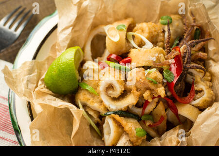 Greco fresco calamari Calamari con Red Hot Chili Pepper su rustico sfondo di legno Foto Stock
